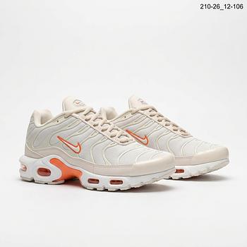 حذاء كاجوال رجالي Nike موديل TN أبيض وبرتقالي برباط ونعل بتجاويف جانبية