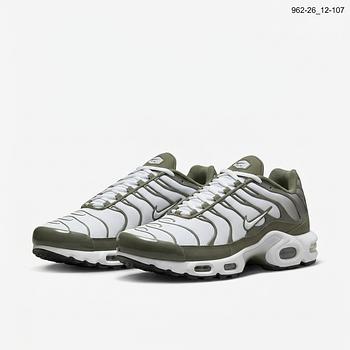 حذاء كاجوال رجالي Nike موديل TN أبيض وزيتي برباط ونعل بتجاويف جانبية
