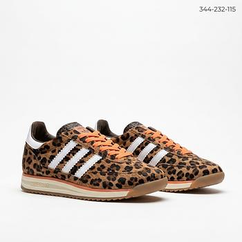 حذاء كاجوال نسائي Adidas موديل SL 72 RS بني بنقشة تايجر برباط وثلاثة خطوط جانبية