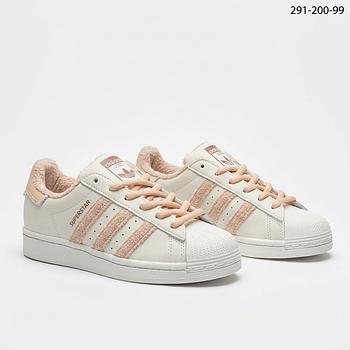 حذاء كاجوال نسائي Adidas موديل Superstar Original أبيض وبرتقالي برباط ومقدمة مخططة