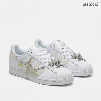 حذاء كاجوال نسائي Adidas موديل Superstar Original أبيض وأخضر فاتح برباط ومقدمة مخططة