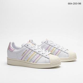 حذاء كاجوال نسائي Adidas موديل Superstar Original أبيض وبنفسجي وذهبي برباط ومقدمة مخططة