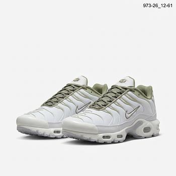 حذاء كاجوال رجالي Nike موديل TN أبيض وأخضر برباط ونعل بتجاويف جانبية